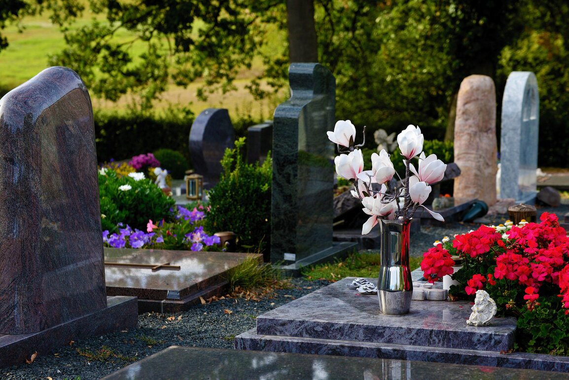 Blumen am Grab, stiller Abschied