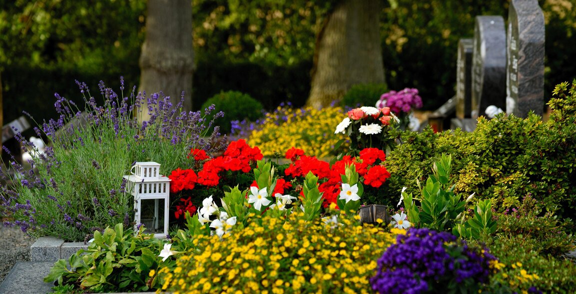 Blumen und helle Dekoration bei einer freien Zeremonie