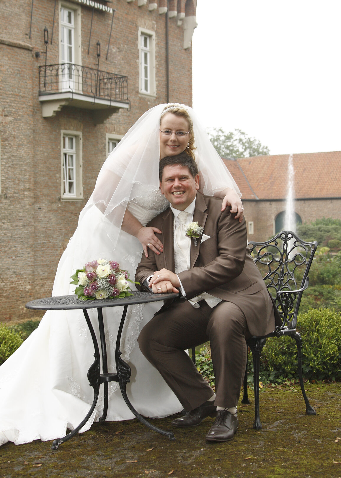Hochzeitspaar tanzt, Musiker sorgt für Stimmung