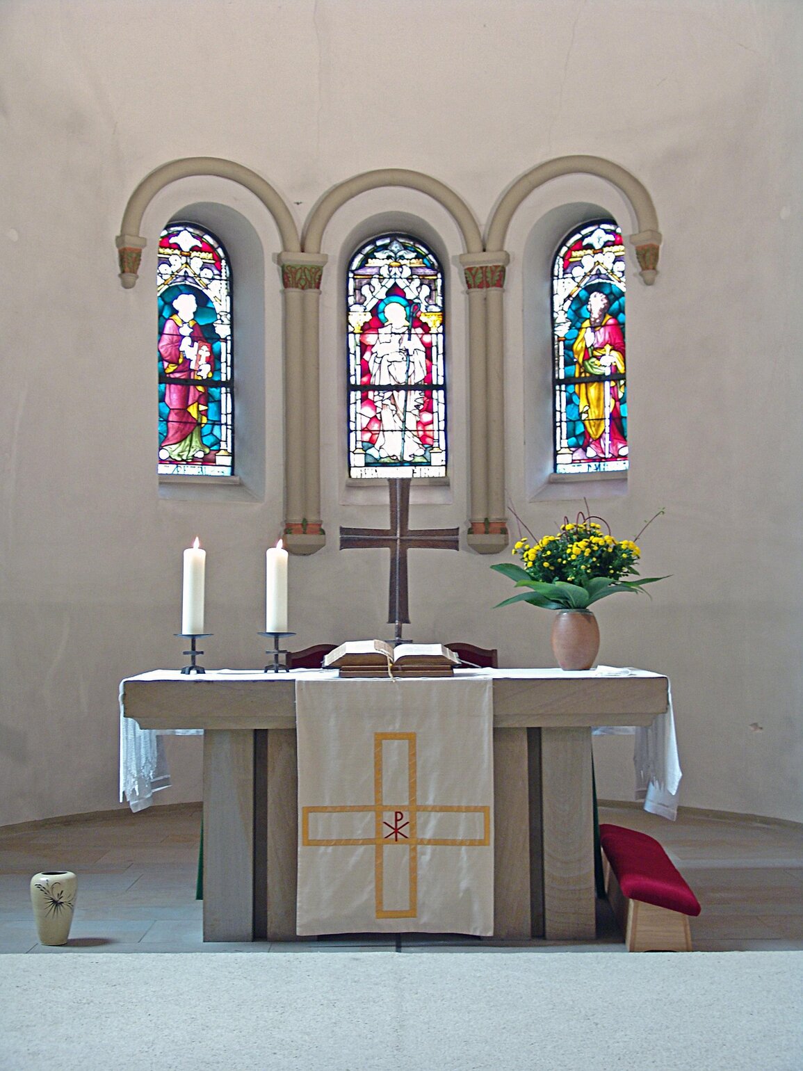 Kerzenlicht in einer Kirche, ruhige Atmosphäre